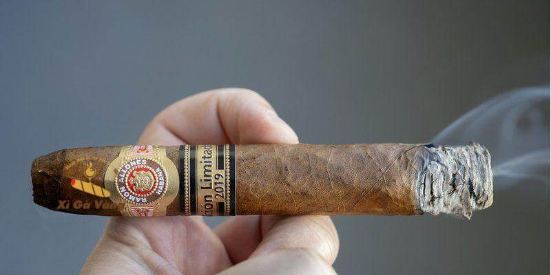 Kinh nghiệm chơi xì gà cho người mới bắt đầu đúng cách